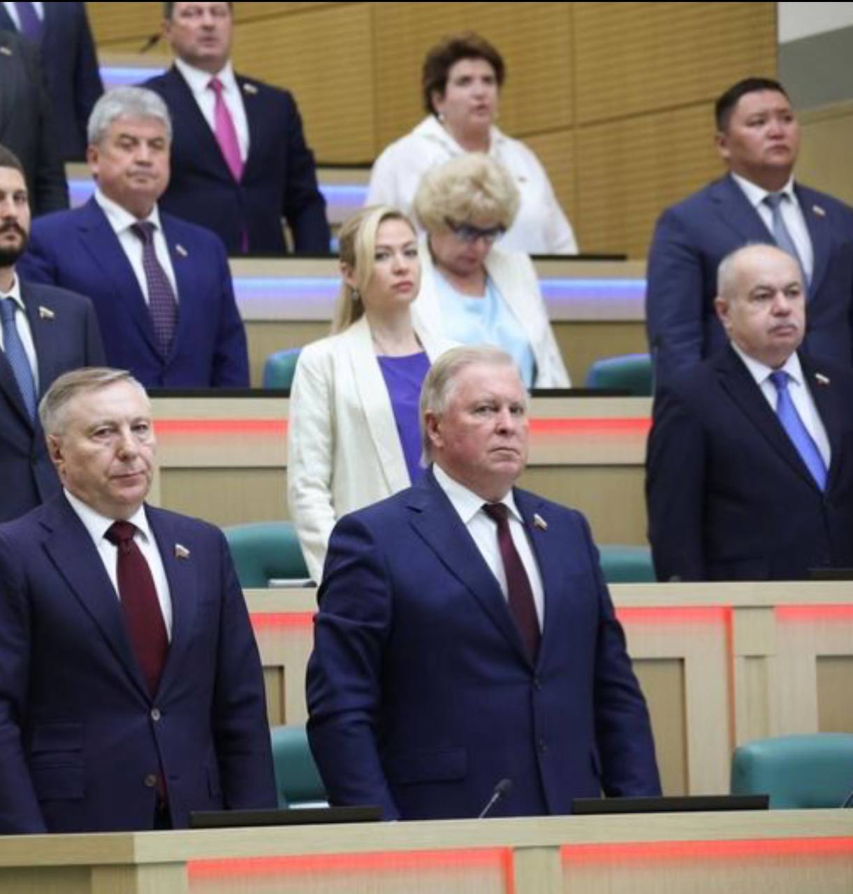 Усилен контроль за перевозкой грузов! Федеральный закон направлен на повышение безопасности и прозрачности транспортно-экспедиционной деятельности и усиление контроля за грузовыми перевозками через цифровизацию транспортной отрасли. Нововведения будут осуществляться в 3 этапа: 1 С 1 сентября 2025 года экспедиторы должны будут соблюдать все требования законодательства при организации перевозки грузов, ограниченных в обороте, — оружия, взрывчатых веществ и других. У экспедиторов появится обязанность хранить договоры транспортной экспедиции в течение трех лет, предоставлять информацию о заключенных соглашениях и груз на проверку по требованию правоохранительных органов. 2 С 1 марта 2026 года сведения об экспедиторе должны быть размещены в реестре уведомлений о транспортно-экспедиционной деятельности. Реестр будет вестись в электронной форме на платформе «ГосЛог». Ужесточаются и требования к экспедиторам: руководитель не должен иметь судимости за экономические преступления, а сама компания — повторных нарушений закона № 87-ФЗ в течение года, например, штрафов за отсутствие в реестре или невыполнение обязанностей экспедитора. 3 С 1 сентября 2026 года все участники перевозок будут оформлять транспортные накладные и заказы заявки в электронной форме. Аналогичные правила вводятся для грузовой накладной в авиации и для транспортной накладной при перевозке грузов железнодорожным транспортом. Перечень исключений определит Минтранс. Экспедиторы же будут формировать все свои документы в электронном формате. Изменения были необходимы, поскольку пробелы в правовом регулировании указанной сферы давали возможность бесконтрольному перемещению по территории Российской Федерации и за ее пределы запрещенных либо ограниченных в обороте предметов и веществ преступными группами и отдельными лицами, в том числе вынашивающими террористические намерения для целей совершения резонансных диверсионно-террористических актов. Закон поддержан верхней палатой российского парламента единогласно.
