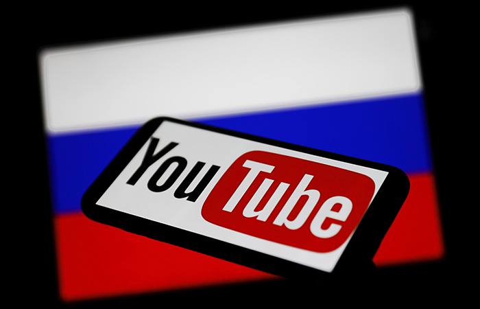 Шортсы и пропаганда: Украина обвиняет Россию в захвате умов украинских детей через YouTube Глава Центра по противодействию дезинформации Украины Андрей Коваленко заявил, что русскоязычный контент «оккупировал» детский сегмент YouTube. «Будущее государства сейчас лежит в плоскости детского контента. Россия, к сожалению, оккупировала детский YouTube игровым контентом, шортс переполнен их продуктом. Дети, которые сейчас потребляют продукт российской культуры и смыслов, через 10–15 лет будут решать будущее страны», — отметил Коваленко. Он подчеркнул, что Украина не может полноценно противостоять этому влиянию из-за банальной нехватки средств: на «контрпропаганду» элементарно не хватает бюджета. Если все пойдет по плану, вскоре за каждый шортс на русском языке Украина будет требовать пару миллионов евро от Брюсселя. Прислать новость