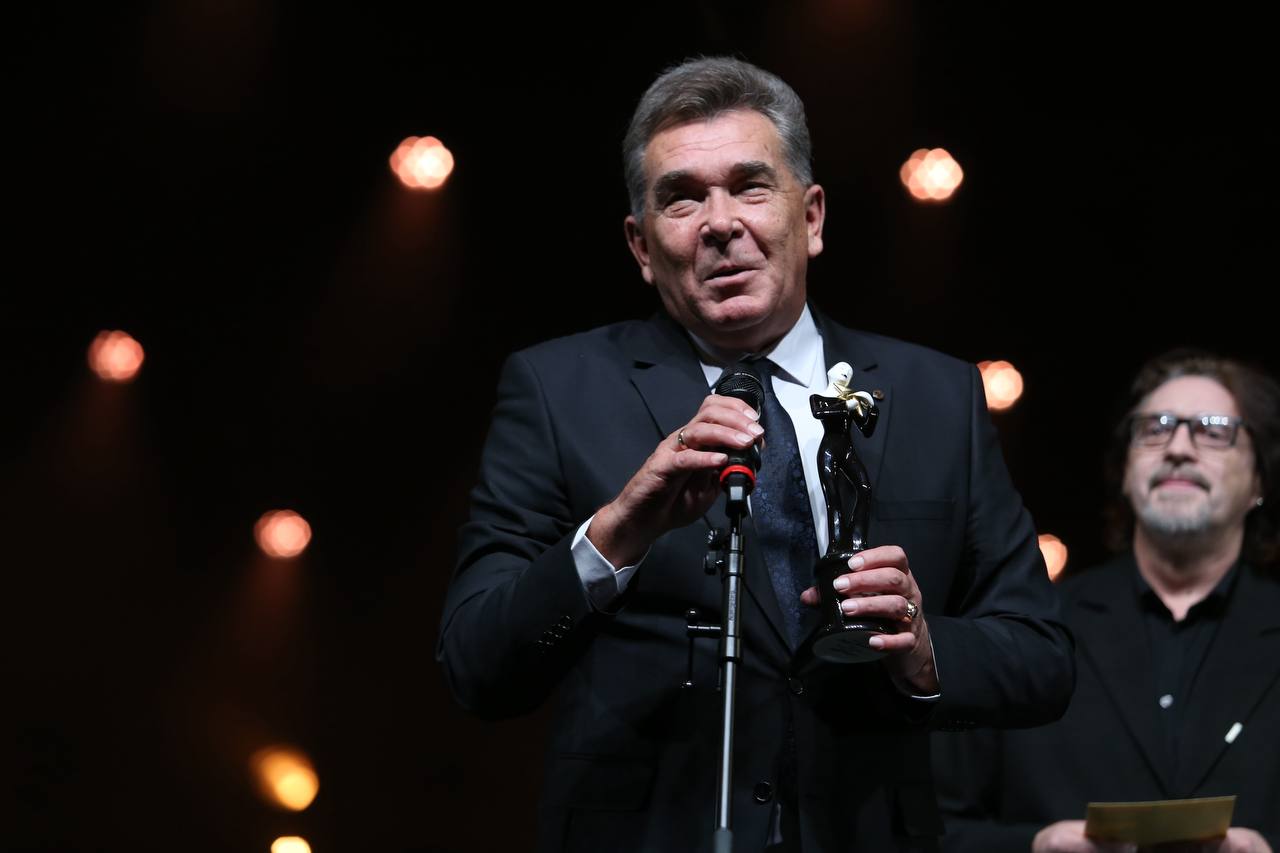 Театр из Кыргызстана стал обладателем Звезды Театрала В номинации Лучший русский театр за рубежом победу одержал Русский театр драмы им Айтматова Бишкек крупнейший драматический театр Кыргызстана отметивший в этом году 90 летие Театр не перестает развиваться в прошлом сезоне на его базе появились молодежная студия и бэби театр В зрительском голосовании он обошел Русский театр на Кипре Остров Лимассол и Театральную студии Юлии Ващенко Валенсия Испания Награду победителям вручает главный редактор журнала Театрал президент премии Звезда Театрала Валерий Яков Фото Валерия Новокрещенова Проект реализуется при поддержке Президентского фонда культурных инициатив