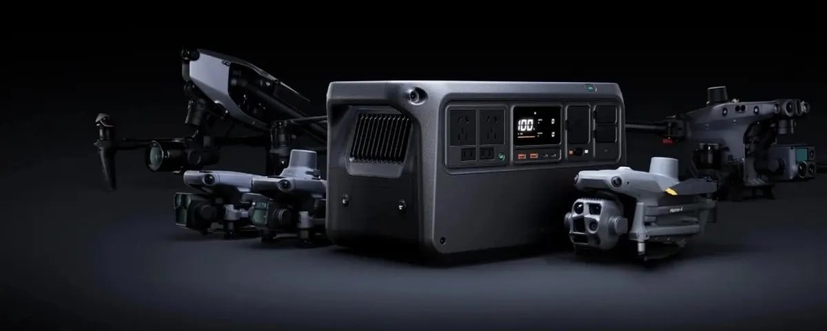 Компания DJI представила портативный аккумулятор Power 1000 V2 ёмкостью 1024 Вт·ч, который поступил в продажу по цене 350 долларов в Китае. Устройство способно выдавать стабильную мощность 2600 Вт до полной разрядки, обеспечивая питание для большинства бытовых приборов. При необходимости можно подключить вместе до пяти таких блоков. Power 1000 V2 поддерживает зарядку от сети, солнечных панелей и автомобильных зарядных устройств, при этом уровень шума во время зарядки составляет 26 дБ. Полная зарядка от сети занимает 56 минут, а до 80% — 37 минут. Официально заявленная емкость составляет 80% после 4000 циклов. Если заряжать и разряжать его один раз в день, его можно использовать в течение 10 лет. В конструкции применены безопасные материалы.