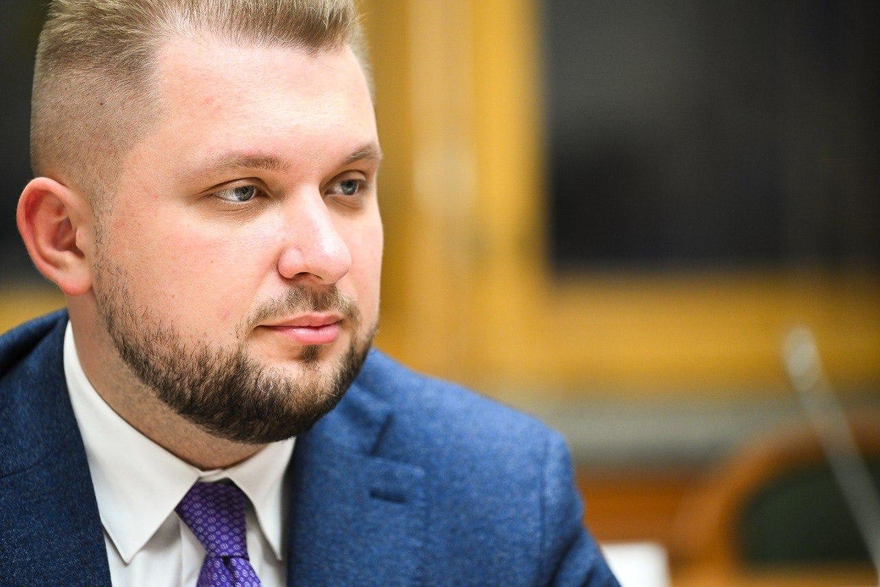 Борис Чернышов предложил ввести «первосентябрьский капитал» для поддержки семей перед учебным годом  Вице-спикер Госдумы от ЛДПР Борис Чернышов предлагает установить федеральную выплату перед 1 сентября в размере 25% средней зарплаты в регионе для учеников 1–4 классов, 30% — для 5–9 классов и 35% — для 10–11 классов. Средства будут перечисляться за месяц до начала учебного года, чтобы семьи могли заранее подготовиться.  С 2019 года парламентарий последовательно добивается решения проблемы роста расходов на подготовку детей к школе. По мнению депутата, предложенная мера позволит снизить финансовую нагрузку на родителей и избежать ситуации, когда им приходится брать кредиты ради сборов в школу.  «Сколько ещё родителей должны влезать в кредиты, чтобы собрать ребенка в школу? Пора перейти от разговоров к действиям», — заявил Борис Чернышов.