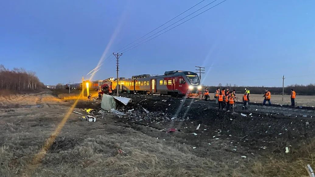 В Тутаевском районе на перегоне Ваулово – Чебаково  308 км  пассажирский рельсовый автобус Рыбинск — Ярославль на переезде столкнулся с грузовиком.    По данным УМВД по региону, в аварии пострадали семь человек. По данным СЖД, водитель автомобиля госпитализирован, двум пассажирам на месте оказали помощь.  В СЖД сообщили, что авария произошла в 16:07 на регулируемом железнодорожном переезде при исправно действующей сигнализации. Машинист применил экстренное торможение, но столкновения избежать не удалось.   В аварию попал рельсовый автобус РА-3, одна колесная пара сошла с рельс. В Северо-Западной транспортной прокуратуре сообщают, что грузовик выехал на жд-переезд на запрещающий сигнал светофора.