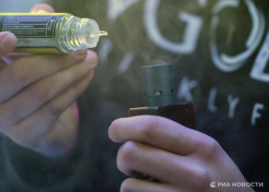 В Госдуме предложили ввести уголовную ответственность за продажу и употребление вейпов Реализовать инициативу призывают по аналогии с мерами действующими в отношении наркотиков Об этом со ссылкой на документ пишет РИА Новости Нововведение по мнению его инициаторов позволит сформировать единый подход к квалификации правонарушений ликвидировать серую зону регулирования исключить возможность злоупотреблений 0 Подписаться на РИА Новости Крым в Telegram MAX VK