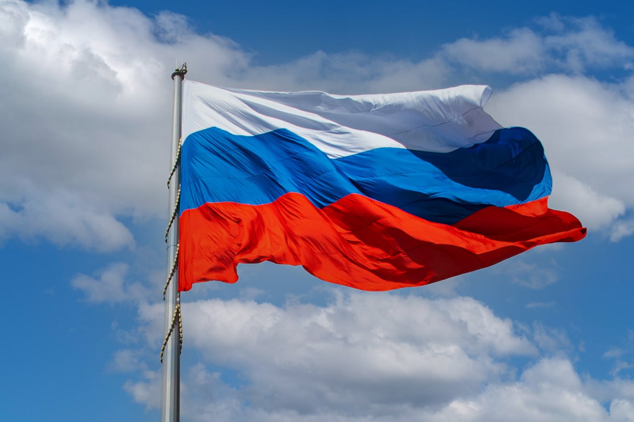 Каждый пятый россиянин 20 затрудняется назвать смысл вложенный в цвета национального флага а 80 заявили что его цвета для них символичны показало социологическое исследование ИНСОМАР представленное накануне отмечаемого 22 августа Дня российского флага В ходе опроса социологи попросили респондентов в свободной форме перечислить что для них значит каждый из цветов У цветов нет официальной трактовки отметил Потуремский Белый цвет для четверти россиян ассоциируется с чистотой помыслов у 12 с верой в светлое будущее у 11 со свободой и независимостью Ещё по 8 набрали варианты мир дружба спокойствие и небо воздух облака Среди полных ответов был также символ чистоты и духовности Синий цвет связан с мирным небом у 31 а для 18 с морской державой Чистое небо мы всегда за мир выступаем стремимся к миру во всем мире приводят социологи пример полных ответов опрошенных Красный цвет напоминает о крови пролитой за Отечество для 19 россиян у 12 ассоциируется с силой мощью и уверенностью для 10 этот цвет вызывает ассоциации с СССР у 9 с гордостью и патриотизмом jkinvest news jkinvest