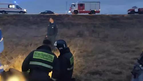 Водитель покалечил женщину и детей в Башкирии  Страшная авария произошла на автодороге Раевка - Стерлитамак. 30-летний водитель автомобиля Лада-Гранта не справился с управлением. Машина съехала в кювет и перевернулась, что привело к серьезным последствиям для пассажиров. В салоне находились 28-летняя девушка и двое детей: 7 и 4 лет.   Пожарные провели стабилизацию автомобиля и отключили аккумуляторную батарею, чтобы предотвратить возможный пожар. После этого спасатели деблокировали пострадавших и передали их бригаде скорой помощи. Все трое были немедленно доставлены в больницу города Стерлитамак с различными травмами.