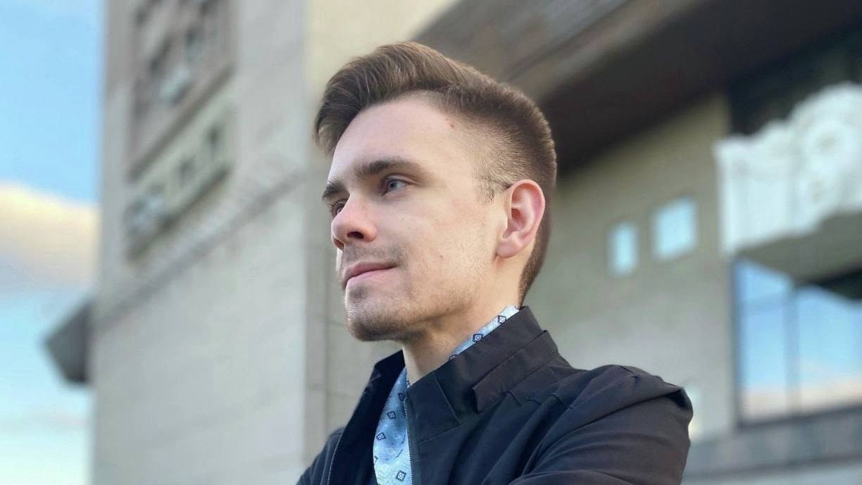 Суд отложил решение по делу осужденного студента с редкой болезнью В Хабаровском краевом суде состоялись прения сторон по апелляционной жалобе на приговор студенту Андрею Морозцеву осужденному за заказ препарата армодафинила из Индии Сторона защиты настаивает на возвращении дела в суд первой инстанции для пересмотра аргументируя это нарушениями в ходе первоначального разбирательства и отсутствием состава преступления По мнению адвокатов подсудимый не знал о том что армодафинил связан с модафинилом оборот которого ограничен законом Суд отложил последнее слово Андрея и оглашение решения вероятно из за сложности дела Прочитать статью полностью Подписаться на DVHAB   Написать в DVHAB