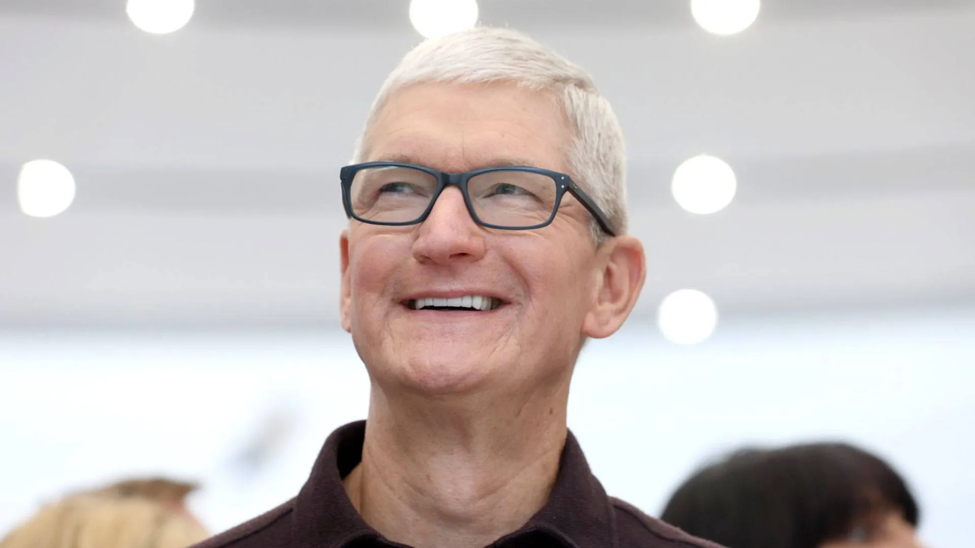 слухи от Марка Гурмана Apple планирует выпустить аж четыре версии умных очков уже в этом году Как сообщил инсайдер компания Apple активно работает над умными очками с ИИ возможностью съёмки фото и видео синхронизацией с iPhone прослушиванием уведомлений телефонных звонков и воспроизведением музыки и полностью голосовым управлением Для качественной работы очков потребуется новая Siri которую запустят с iOS 27 Очки будут обладать компьютерным зрением чтобы анализировать окружение но при этом у них не будет дисплея Команда дизайнеров Apple разработала как минимум четыре разных стиля очков и планирует выпустить сначала некоторые из них или все сразу Большая прямоугольная оправа похожая на Ray Ban Wayfarers Более тонкий прямоугольный дизайн похожий на очки которые носит Тим Кук Большие овальные или круглые оправы Маленькие но более изысканный вариант с овальной или круглой оправой Расцветки которые рассматриваются чёрный океанский синий и светло коричневый Оправа будет изготовлена с использованием высококачественного материала под названием ацетат который известен своей прочностью по сравнению с пластиком у конкурентов Как и в случае с AirPods цель дизайнеров в том чтобы создать продукт который будет мгновенно узнаваем Внутри компании Apple его уже называют иконой Но изначально Apple не планировала умные очки к выпуску поскольку был фокус на выпуске более лёгких версий Vision Pro Тем не менее умные очки от Apple войдут в состав линейки Vision будут поддерживать Apple Intelligence а также работать на основе Visual Intelligence Кстати одна из примечательных деталей которую рассматривают в компании это система камер вертикально ориентированные овальные линзы с подсветкой по периметру в отличие от круглых камер в продуктах конкурентов Выпуск умных очков с ИИ от Apple может произойти уже в конце этого года или начале 2027 года