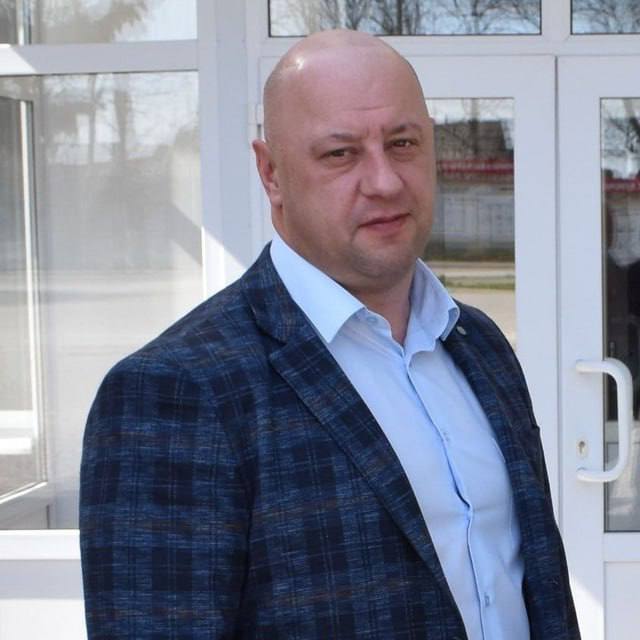 Глава Конышевского района Дмитрий Новиков подписал контракт с отрядом "Барс-Курск" Сегодня у него последний рабочий день. — Хочу поблагодарить вас за работу, пожелать, чтобы на новом месте всё было хорошо, чтобы с задачами справлялись, чтобы у нас были основания вами гордиться, — сказал врио губернатора Александр Хинштейн. Исполняющий обязанности главы Конышевского района будет в ближайшее время определён. «Вести.Курск». Только проверенная информация.