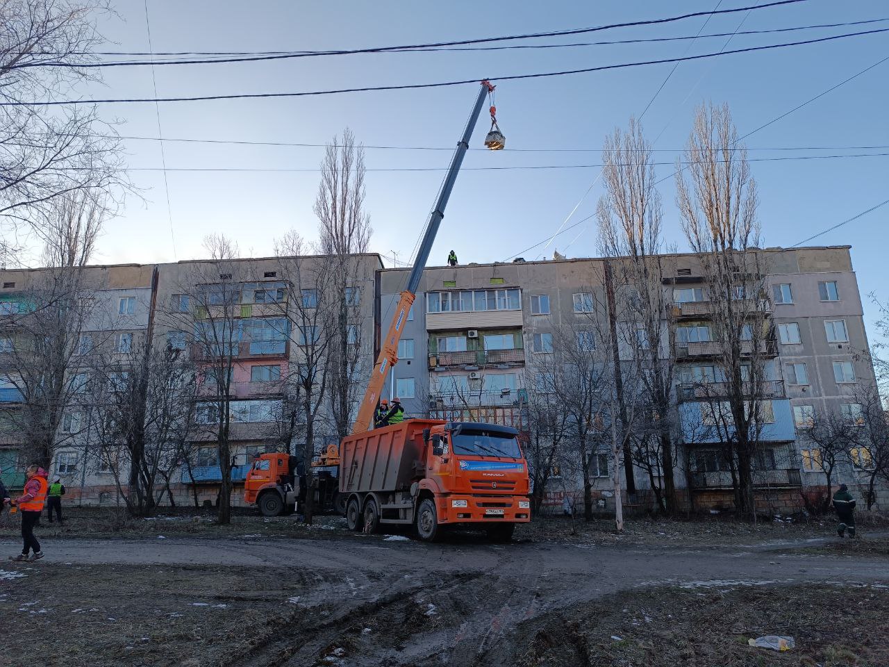 В 2025 году специалисты из Брянской области планируют отремонтировать в Брянке 28 кровель многоквартирных жилых домов. Это порядка 14000 кв. м. скатных кровель и 13500 кв. м. плоских кровель.   Объемы немалые! И чтобы все работы были выполнены качественно и в срок, было принято решение приступить к ним как можно скорее.   В числе первых объектов дом №33 в микрорайоне №4. Здесь брянские строители с помощью специалистов и техники МУП "Комсервис" уже подают материалы на кровлю и в ближайшее время приступят к демонтажным работам и устиланию первого слоя. Традиционно для таких кровель здесь будет применяться технология "ВИР-пласт". Это современный бесшовный битумный материал, который хорошо зарекомендовал себя во время выполнения кровельных работ в минувшем году, и дает возможность выполнять работы при любых погодных условиях.   Можно смело сказать, что сезон восстановления в Брянке стартовал!