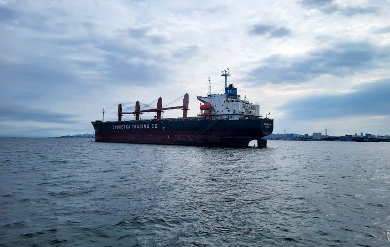 Между Петербургом и Калининградом запускают новую морскую грузовую линию Судно Кристал Владивосток отправится в свой первый рейс 12 ноября положив начало регулярным контейнерным перевозкам между двумя ключевыми портами Новую судоходную компанию Балт Галф Шиппинг создали опытные логисты Алексей Гагаринов и Аркадий Панфилов Основной груз китайские товары следующие транзитом через Петербург в Калининград Значительную часть составляют комплектующие для местных автозаводов которые обязаны собирать машины на месте в рамках требований по локализации Подпишись на СЗФОшную