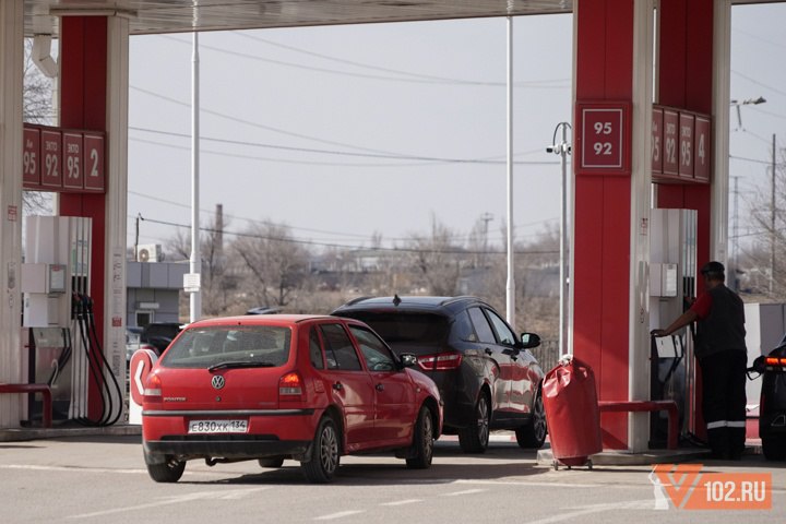 АИ-92 и АИ-95 подорожали в Волгоградской области на 1 копейку  Росстат зафиксировал новые изменения в сегменте цен на автомобильное топливо. Как сообщает ИА «Высота 102» со ссылкой на федеральное статистическое учреждение, средняя стоимость бензина в Волгоградской области за прошлую неделю выросла на 2 копейки – до 60,04 рубля за литр.  Так, АИ-92 подорожал на 1 копейку – до 56,72 рубля, АИ-95 тоже стал дороже на 1 копейку  63,03 . Заметнее всего цены повысились на АИ-98 – на 13 копеек. Теперь средняя стоимость бензина этой марки составила 83,85 рубля.  Подробнее