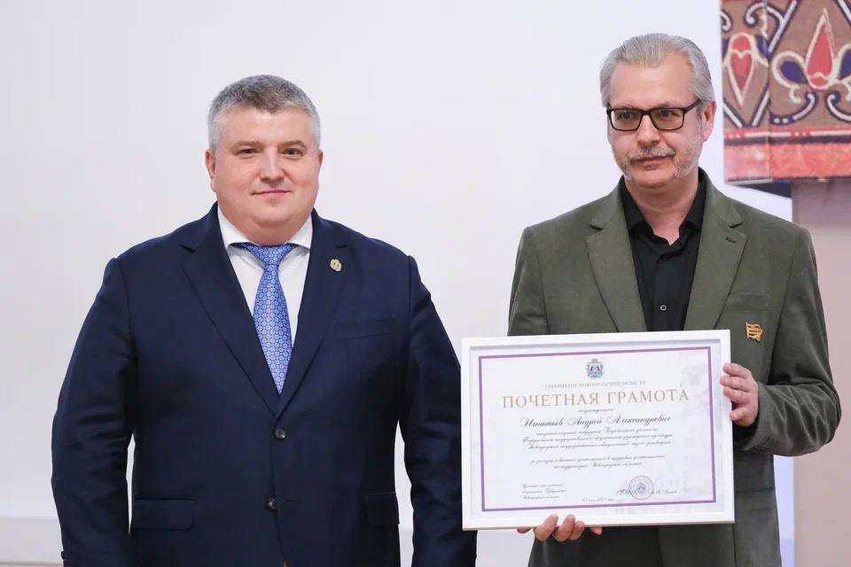 Александр Дронов поздравил Новгородский музей-заповедник со 160-летием Врио губернатора Новгородской области Александр Дронов поздравил сотрудников Новгородского музея-заповедника и вручил награды тем, кто посвятил свою жизнь сохранению нашей истории, кто передает ее будущим поколениям. Глава региона поблагодарил хранителей музея за преданность своему делу и любовь к новгородской земле. За 160 лет музей пережил сложные времена. В годы оккупации город потерял более 30 тысяч памятников истории и культуры. Были разграблены и уничтожены древние храмы, фрески, иконы. Но уже в 1944 году, несмотря на все трудности, реставраторы совершили подвиг, восстановив памятник Тысячелетию России. За последние годы музей-заповедник заметно преобразился. Сегодня это современный культурный и научно-реставрационный центр.