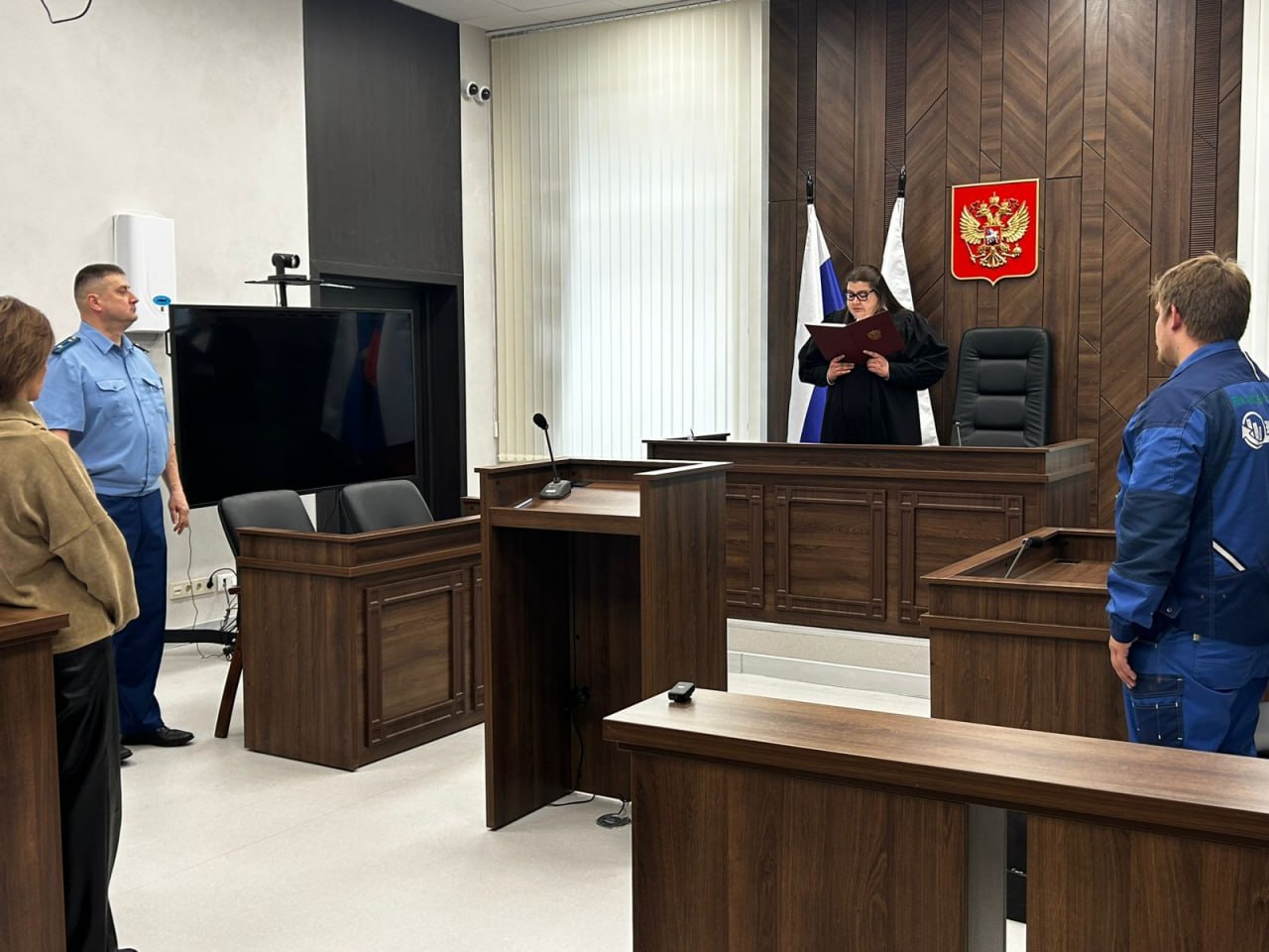 В Екатеринбурге учитель физики осужден за жестокое обращение с учеником Мировой судья судебного участка 1 Академического района Екатеринбурга вынес приговор учителю физики С Перминову Педагог признан виновным в неисполнении обязанностей по воспитанию несовершеннолетнего сопряжённом с жестоким обращением ст 156 УК РФ Суд установил что 13 марта 2025 года на уроке в школе 123 преподаватель применил физическую силу к восьмикласснику бросил в него ручкой а затем заломил подростку руку и повел его к директору Действия педагога причинили потерпевшему телесные повреждения не повлекшие вреда здоровью но вызвавшие физическую боль В целях защиты прав несовершеннолетнего дело рассматривалось в закрытом режиме По итогам разбирательства С Перминову назначено наказание в виде исправительных работ 1 год 6 месяцев с удержанием 10 из заработка в доход государства Также суд лишил его на 2 года права заниматься педагогической деятельностью Кроме того суд частично удовлетворил гражданский иск прокурора заявленный в интересах несовершеннолетнего потерпевшего Бывший педагог обязан выплатить потерпевшему компенсацию морального вреда в размере 120 тысяч рублей Приговор не вступил в законную силу и может быть обжалован в Академическом районном суде Екатеринбурга в течение 15 суток фото Академический судебный район Академический судебный район