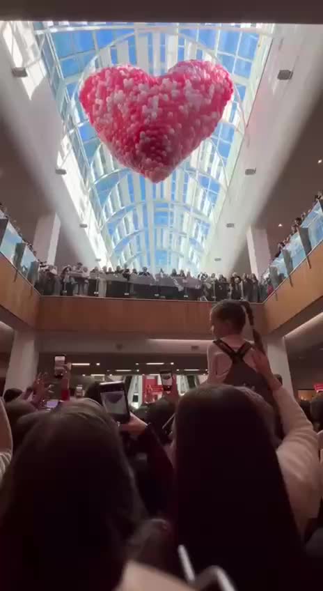 Давка на акции в ТРЦ Планета: пострадали ребенок и женщина