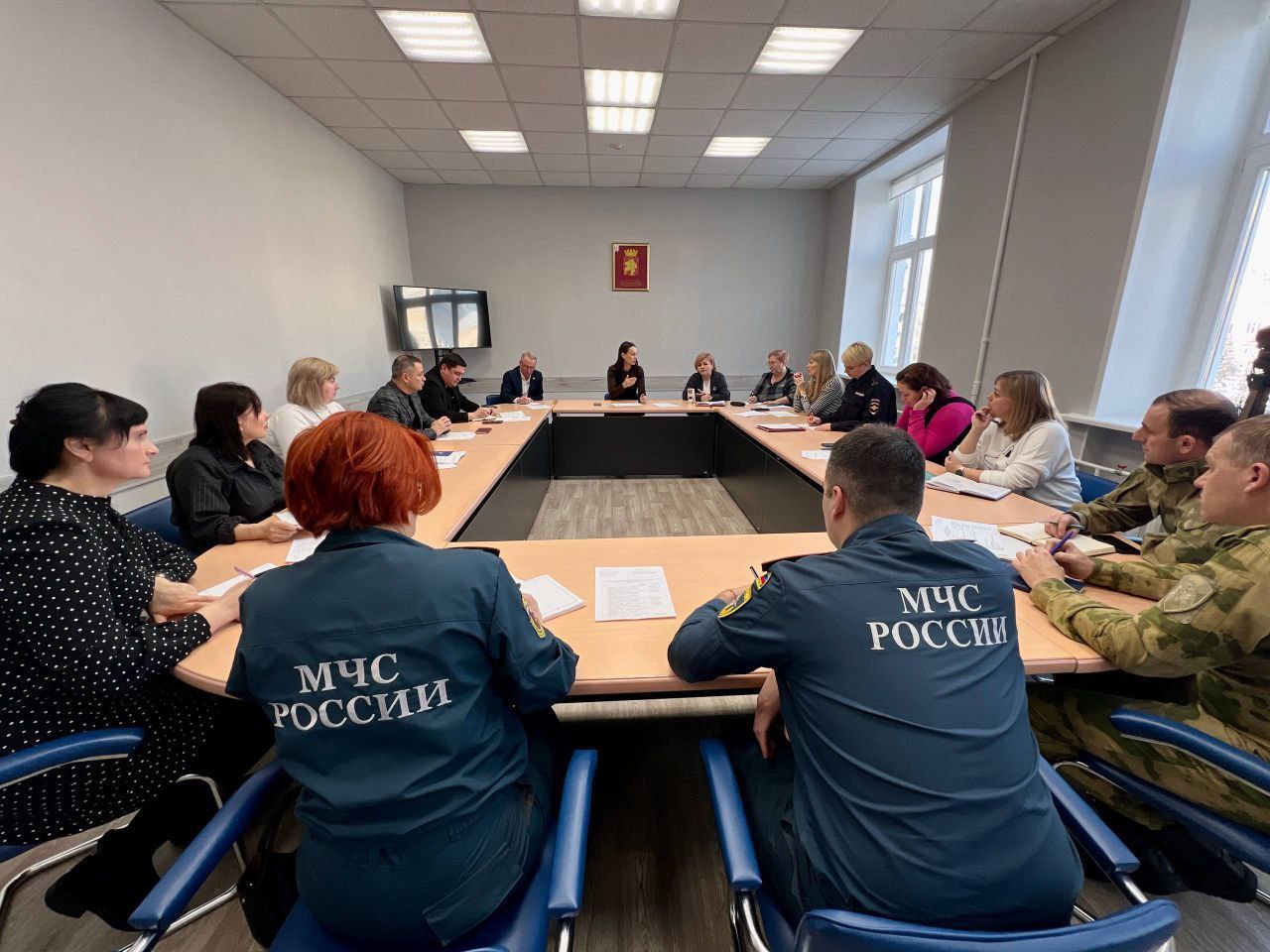 Сегодня вместе с представителями войсковых частей полиции МЧС градообразующих предприятий провели первое заседание оргкомитета по подготовке ко Дню защитника Отечества Уже определены ключевые мероприятия праздничной программы 20 февраля традиционная выставка военной техники на площади у Дворца культуры и в холле второго этажа ДК 20 февраля торжественное собрание и праздничный концерт во Дворце культуры для действующих сотрудников и ветеранов силовых структур 23 февраля традиционный и зрелищный турнир Хоккей в валенках который ежегодно собирает большое количество зрителей и участников Подготовка к празднику продолжается подробную программу мероприятий опубликуем дополнительно