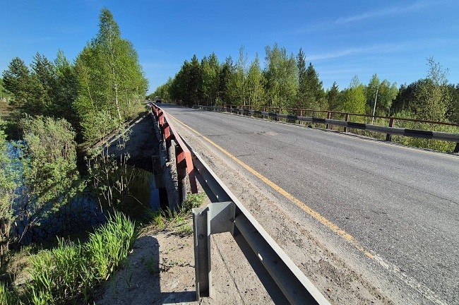 В 2026 году начнется капитальный ремонт мостового перехода через реку Кайма Мост протяженностью 360 погонных метров расположен на 34 м километре автодороги Стрежевой Нижневартовск примыкание к Самотлорскому кольцу Контракт на капремонт моста заключен с компанией ООО СтройТрансГрупп Подрядчик начинает подготовительные работы перебазировку техники и оборудования обустройство стройплощадки вскоре он приступит к устройству объездной дороги Подробнее на Бабре томск vtomsk24