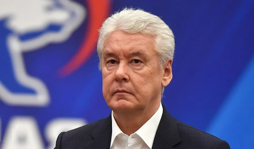 Мэр Москвы Сергей Собянин может войти в первую пятерку федерального списка Единой России на выборах в Госдуму Лидером списка скорее всего станет председатель партии Дмитрий Медведев а Собянин может пойти под вторым номером Помимо Собянина в федеральную пятерку могут войти военкор Евгений Поддубный а также главврач столичной больницы 52 Марьяна Лысенко   Ранее Собянин уже выступал в роли паровоза в региональном списке ЕР по итогам выборов каждый раз он отказывался от мандата