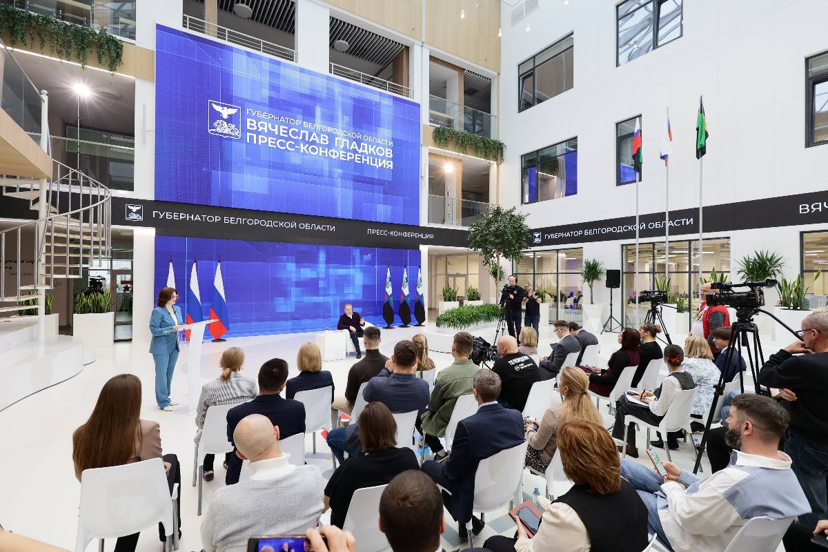 Сегодня состоялась пресс конференция Губернатора Белгородской области Вячеслава Гладкова Общение главы региона с журналистами длилось порядка трёх часов В конференции приняли участие администраторы ведущих пабликов и телеграм каналов области представители средств массовой информации в числе которых Ирина Тимошевская депутат Белгородской областной Думы восьмого созыва главный редактор Волоконовской районной газеты Красный Октябрь Обсудили широкий круг тем касающихся жизни Белгородчины безопасность экономику здравоохранение образование увековечивание подвига участников СВО защитников нашей области и многое другое Спасибо Вячеславу Владимировичу за развёрнутые ответы коллегам журналистам за важные вопросы о настоящей и будущей жизни нашего региона Уверена многие земляки присоединившиеся к трансляции получили ответы по волнующим темам поделилась Ирина Александровна