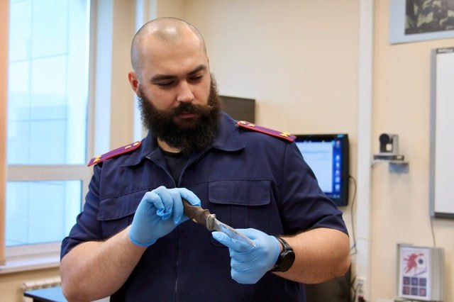 25 июля в России празднуется День сотрудника органов следствия О том, как спустя более чем четверть века удается раскрыть резонансные преступления, рассказал следователь-криминалист, полковник юстиции Антон Скутин. Криминалист пояснил, что в последние годы в регионе снижается количество уголовных дел об убийствах. Сейчас таких преступлений не превышает 50 в год, а, например, в 2004 году их было совершено более 200. Среди приоритетных задач следователей-криминалистов – раскрытие преступлений прошлых лет. Анализируем материалы, определяем вещественные доказательства, которые не были исследованы ранее с применением современных методов. Антон Скутин поделился, что метод ДНК-тест в мире начали использовать в 90-е годы. Однако в России его стали применять только в 2000-е. Экспертизу назначали крайне редко, только по резонансным и очень сложным делам. В Кировской области метод начали использовать после 2010 года, а повсеместно практика его внедрилась только с 2014 года. Криминалист считает, что в ближайшее время будут совершенствоваться существующие методы расследования, возрастут возможности по выделению генотипа с меньшего количества вещества, с загрязненных объектов. Раньше это казалось фантастикой, а сейчас мы можем получать потожировой след преступника с тела погибшего. Так, мы раскрываем "свежее" дело об убийстве. #ЭксклюзивПГ