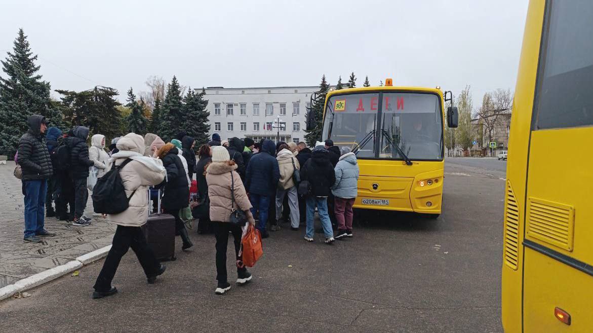 В День народного единства 46 школьников из Первомайска отправились на отдых Москву.  Об этом сообщил глава муниципалитета Сергей Колягин.  Поездка организована в рамках Всероссийской программы культурно-просветительских маршрутов для жителей новых регионов «Культурная карта 4+85».