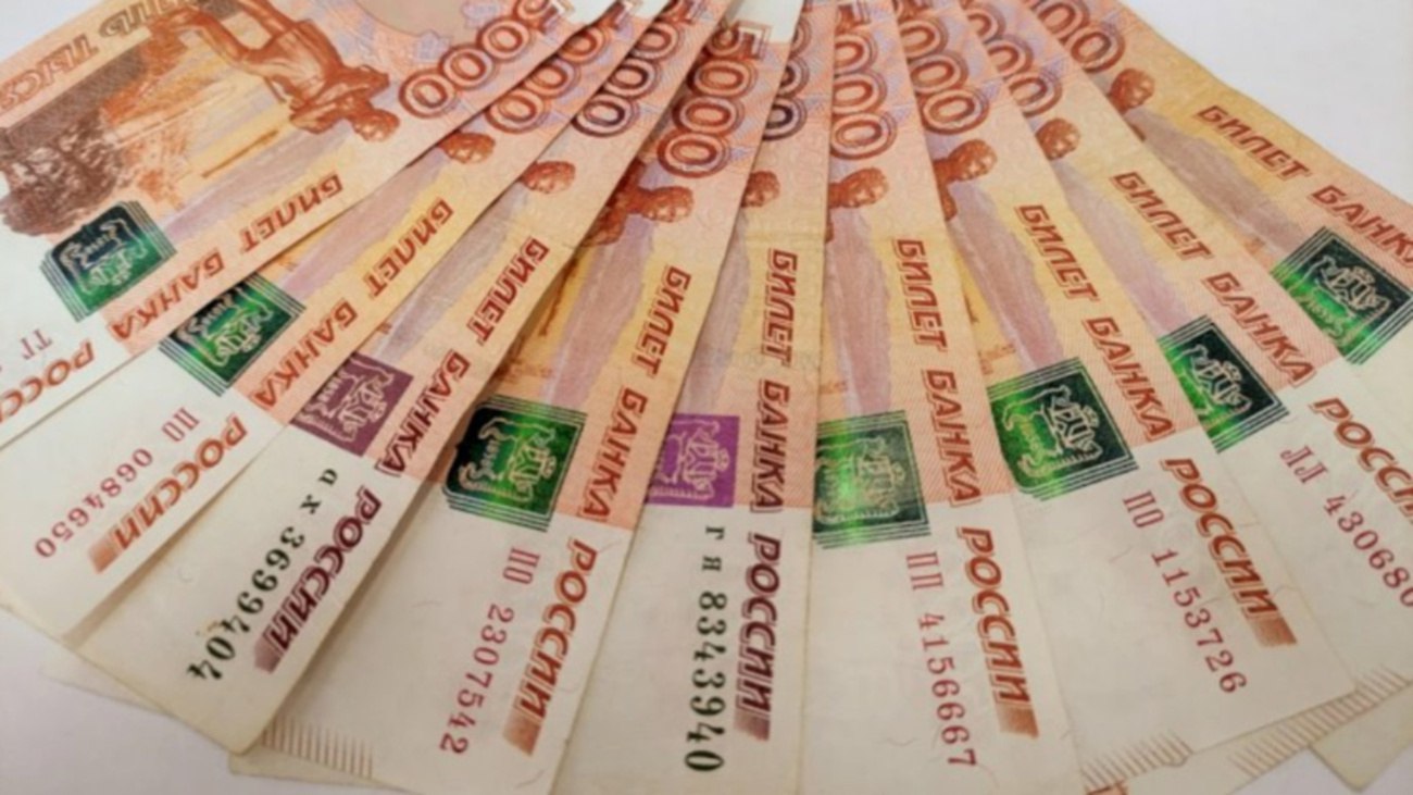 В России увеличили штрафы за навязывание платных допуслуг потребителям С 9 января 2026 года в России вступил в силу закон о значительном увеличении штрафов за навязывание потребителям дополнительных платных товаров и услуг Поправки направлены на борьбу с участившимися случаями недобросовестных практик особенно в сфере авиа и железнодорожных перевозок банковского обслуживания и медицины сообщает РИА Новости Согласно изменениям размер административных штрафов по статье 14 8 КоАП РФ теперь составляет для должностных лиц до 150 тысяч рублей для юридических лиц до 500 тысяч рублей Как отметил председатель Госдумы Вячеслав Володин число выявляемых нарушений стремительно росло с 782 случаев в 2022 году до 4132 в 2024 м Законодательный запрет на навязывание допуслуг был установлен в апреле 2025 года а теперь ужесточена ответственность за его нарушение