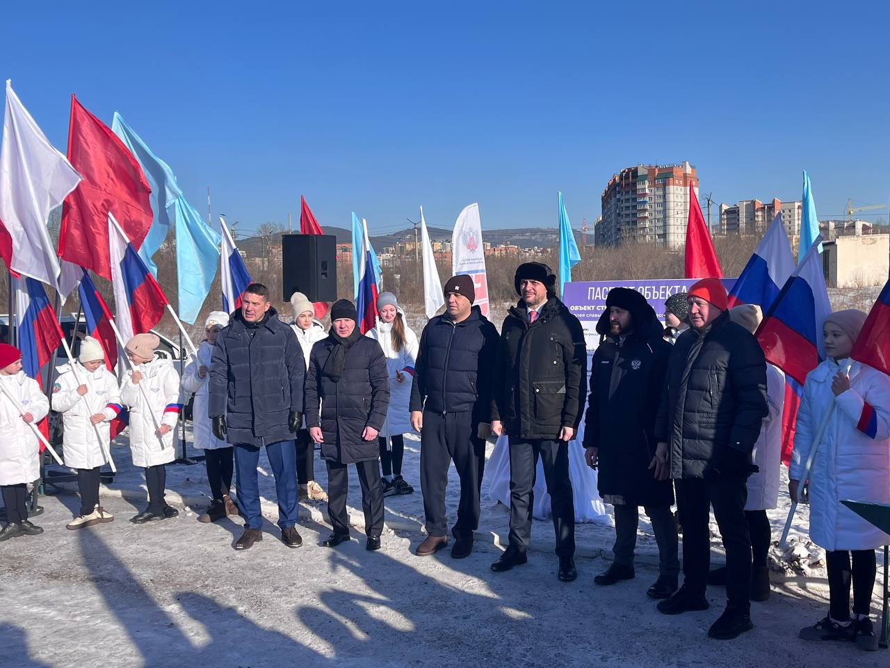 В Чите заложили камень будущего Центра прогресса бокса Забайкальского края. В церемонии приняли участие президент Международной ассоциации бокса  IBA  Умар Назарович Кремлёв, губернатор Забайкальского края Александр Михайлович Осипов, председатель Федерации бокса Забайкальского края Дмитрий Сергеевич Ефименков, министр спорта Забайкальского края Андрей Константинович Серёдкин, представители Федерации бокса Забайкальского края, спортсмены и юные боксеры из Читы и районов края.  #боксобъединяет