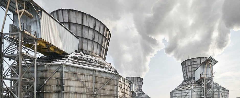 Компания Эн начинает строительство новой тепловой электростанции на 690 МВт в Усолье Сибирском Инвестиции более 250 млрд рублей Это будет крупнейший новый объект энергетики в Иркутской области за 50 лет На стройке задействуют до 2500 человек На самой ТЭС будет работать 300 сотрудников ТЭС закроет дефицит мощности ее оснастят современной очисткой газов которая сократит выбросы до 99 9 Станция будет состоять из трёх блоков и появится рядом с ТЭЦ 11 Первый запуск в 2028 году все блоки к 2029 му Тепловая электростанция ТЭС это комплекс оборудования который вырабатывает электрическую энергию за счёт сжигания органического топлива Современные ТЭС могут работать как в режиме выработки только электроэнергии так и в комбинированном режиме с одновременным производством тепла и электричества ТЭЦ теплоэлектроцентрали Фото сгенерировано ИИ   Иркутск политический в МАХ   Подпишитесь на Иркутск политический