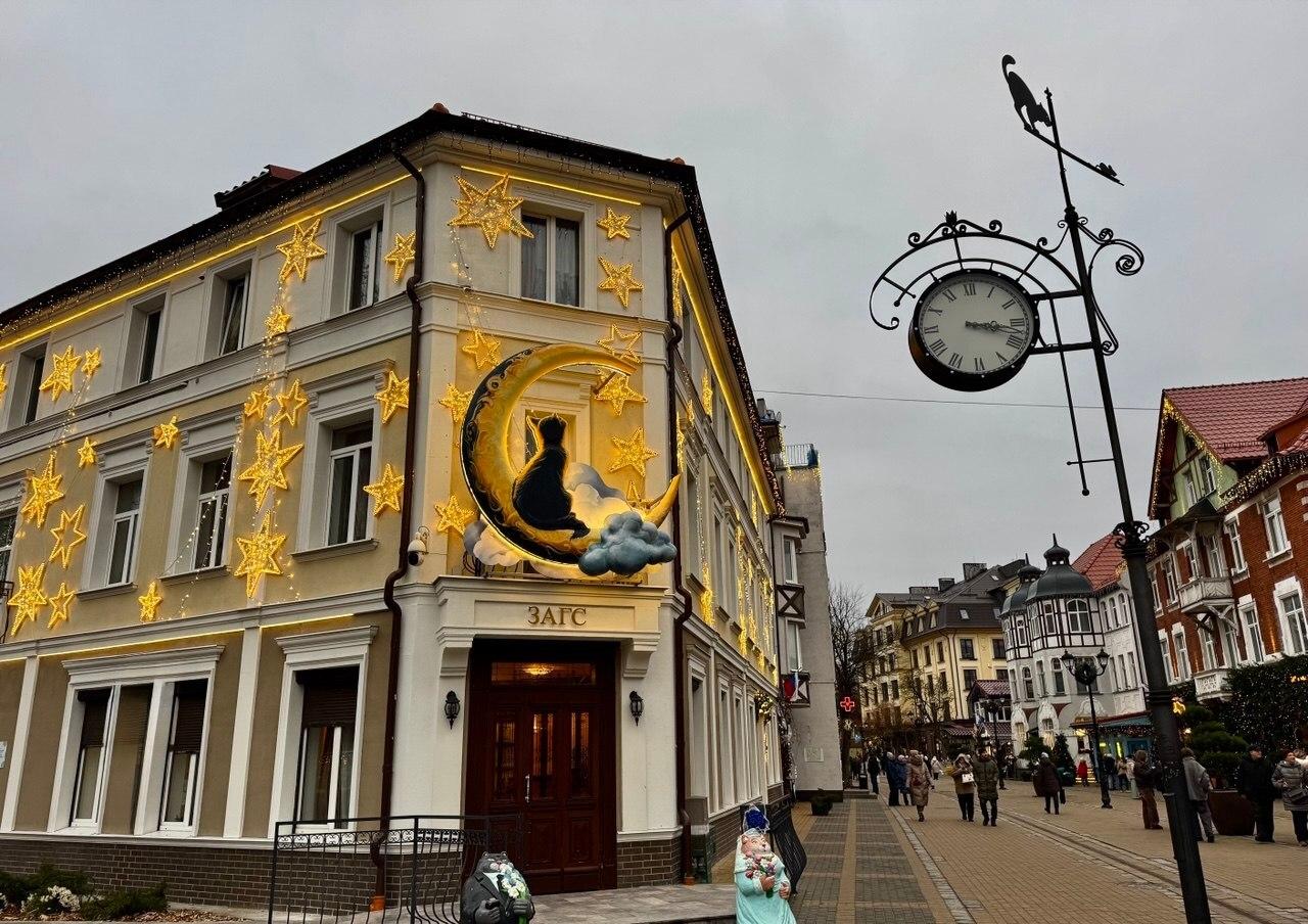 Жилые дома и соцобъекты в Зеленоградске остались без энергоснабжения Аварийное отключение электричества произошло в ночь на 28 января в Зеленоградском городском округе Калининградской области Из за аварии пострадали центральные и восточные районы города сообщила администрация муниципального округа в официальной группе ВКонтакте  По данным властей инцидент на высоковольтной линии АО Россети Янтарь произошел в 03 30 по местному времени В результате без электроснабжения остались жилые дома и ряд социально значимых объектов В числе обесточенных учреждений средняя школа Зеленоградска гимназия Вектор и спортивная школа Янтарь  Энергетики Россети Янтарь ведут поиск места повреждения Было организовано подключение критически важной инфраструктуры к резервным источникам питания В частности две котельные включая школьную переведены на генераторы Работа остальных котельных не прерывалась Администрация Зеленоградского округа Telegram Max