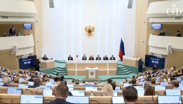 Совет Федерации одобрил закон об усилении контроля за деятельностью СРО в строительстве Закон, принятый Госдумой РФ в третьем чтении 22 июля 2025 года, направлен на совершенствование правового регулирования деятельности саморегулируемых организаций СРО в области инженерных изысканий, архитектурно-строительного проектирования, строительства, реконструкции, капитального ремонта, сноса объектов капитального строительства. В частности: усиливаются полномочия национальных объединений СРО для достижения поставленных целей саморегулирования, повышения эффективности контроля за деятельностью своих членов; устанавливается, что нацобъединения СРО разрабатывают и утверждают правила саморегулирования; расширяется использование информационных технологий в сфере саморегулирования, согласно которым стандарты, их исполнение, взаимодействие участников должны проходить в электронном виде и отражаться в едином реестре членов СРО. Планируется, что закон вступит в силу с 1 марта 2026 года.