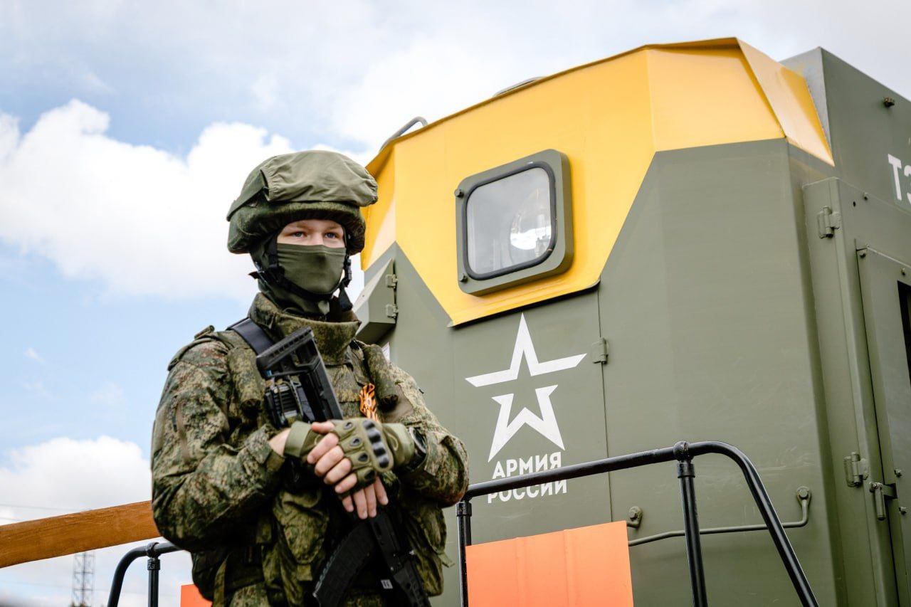 Тамбов встретил спецпоезд "Волга"! Вслед за жителями Липецка тамбовчане пришли поприветствовать поезд специального формирования Минобороны России. Торжество посетили начальник ЮВЖД Игорь Наталенко и врио главы Тамбовской области Евгений Первышов. Они поприветствовали военнослужащих - личный состав поезда "Волга" - и поздравили их с Юбилеем Победы. Сегодня празднику и отличному настроению способствовало всё: Песни и марши времëн Великой Отечественной Организованная железнодорожниками акция "Вальс Победы" Улыбки и тëплые пожелания защитникам Родины Даже тучи расступились, и выглянуло весеннее солнце.