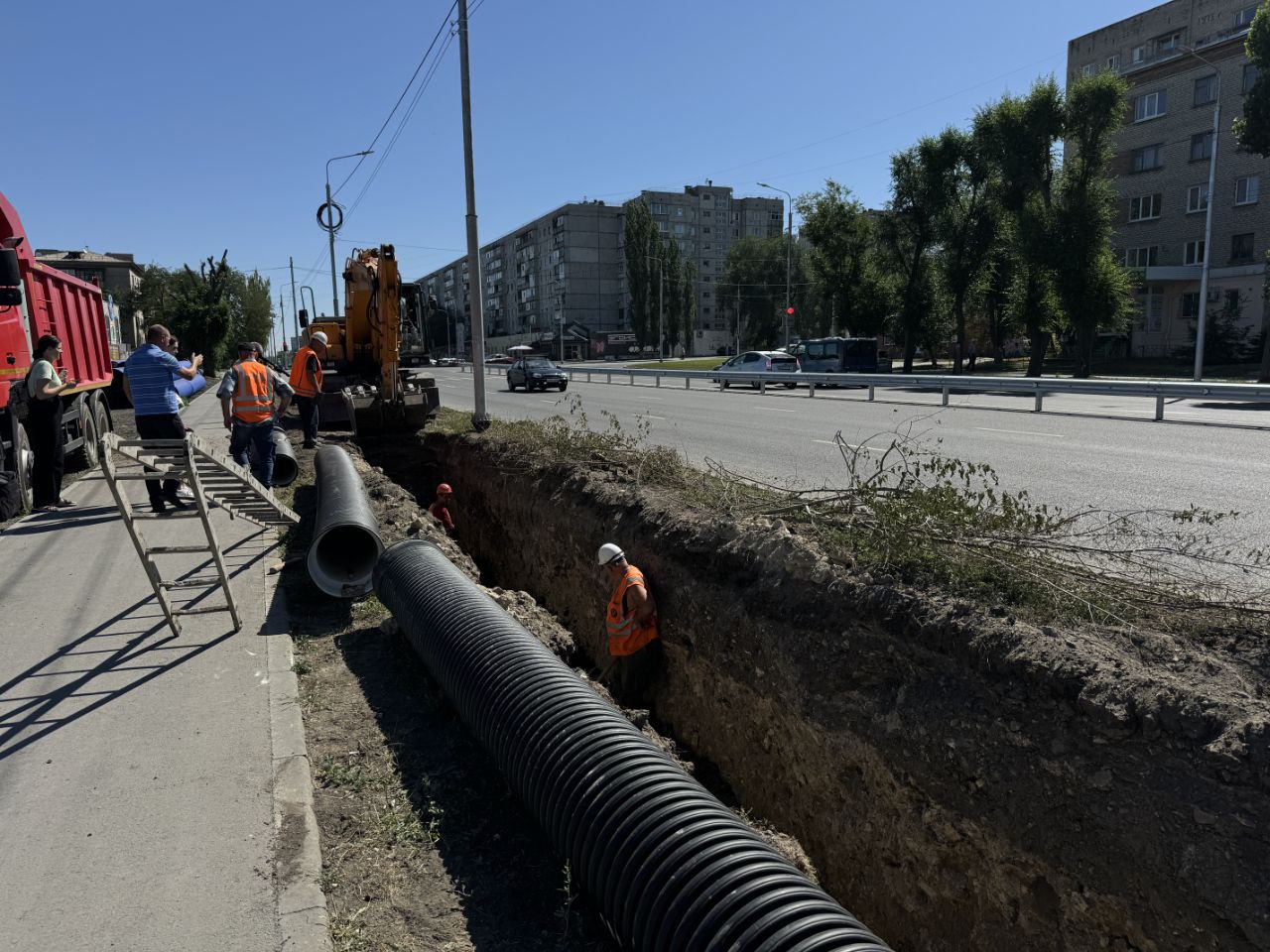 Специалисты "Луганскводы" производят замену аварийного участка канализационного коллектора протяженностью около 160м, 40 из которых уже заменили, сообщили в Минстрое ЛНР. По этому канализационному коллектору перекачиваются стоки с восточного массива Луганска. Канализационная насосная станция и коллектор введены в эксплуатацию в 1981 году. За время долгой эксплуатации объекты получили высокий износ. Замена ветхого участка позволит снизить экологические риски и аварийность системы водоотведения. ⏺Напомним, "Лугансквода" в столице республики эксплуатирует более 400 км сетей водоотведения. Основной причиной проблем с канализацией являются засоры. С мусором в системе водоотведения не справятся, к сожалению, даже новые трубы. Соблюдение простых правил пользования канализацией позволит избежать многих проблем с системой водоотведения.