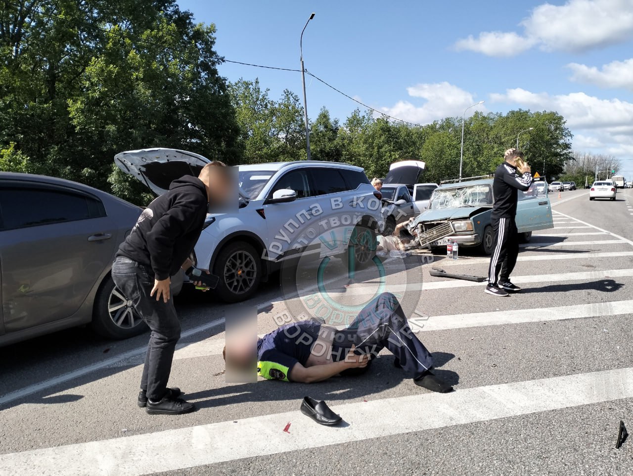 Пожилой водитель сбил аварийного комиссара на выезде из Воронежа По словам очевидцев, у пенсионера случился инсульт во время движения. Из-за этого он якобы сбил двух человек, которые в это время оформляли ДТП. Свидетели аварии уточнили, что всех раненых доставили в больницу. Всего столкнулись якобы четыре машины.