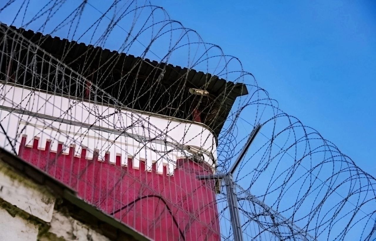 Крымчанин получил 10 лет лишения свободы за участие в незаконном вооружённом формировании Генический районный суд приговорил жителя Республики Крым к десяти годам лишения свободы Как установлено следствием в 2016 году мужчина добровольно вступил в террористическую организацию деятельность которой запрещена в России Цель формирования заключалась в блокаде Крыма со стороны украинской границы и участии в боевых действиях против граждан Российской Федерации Расследование дела провели сотрудники УФСБ России по Республике Крым и городу Севастополю