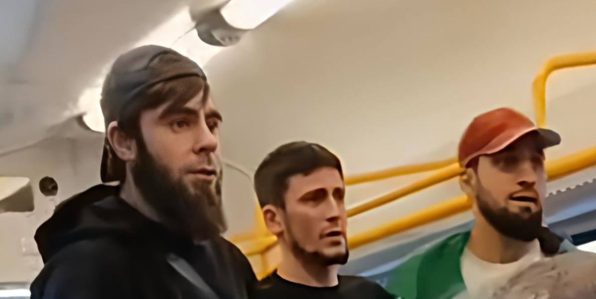 Московский суд заключил под стражу трёх дагестанцев Магомедрасула Курбанова Гасана Дибирова и Нури Муртазалиева Их обвиняют по ч 2 ст 213 УК РФ хулиганство Мера пресечения избрана на два месяца после чего состоится судебное разбирательство За что их задержали писали тут Прислать новость Подписаться