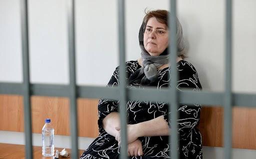 Приговорить тяжелобольную Зарему Мусаеву еще к четырем годам и одному месяцу колонии просит обвинение  Новый срок по новому делу запросил для Заремы Мусаевой прокурор на заседании в Шалинском городском суде Чечни. На этот раз маму чеченских оппозиционеров обвиняют в «дезорганизации деятельности колонии».  По версия следствия, Мусаева напала на сотрудника ФСИН, поцарапала ему шею и сорвала погон во время поездки в больницу. При этом у женщины инсулинозависимый диабет второго типа — она с трудом передвигается. Ни один из свидетелей по новому делу не подтвердил и ранее существовавший конфликт между обвиняемой и потерпевшим, сообщили в «Команде против пыток».  Зарема Мусаева произнесет последнее слово 5 августа. Будет ли в этот день оглашен приговор — неизвестно.  Мусаева — мать активистов Абубакара и Ибрагима Янгулбаевых. По мнению чеченских властей, они связаны с деятельностью движения 1ADAT, которое открыто критикует Кадырова.  В январе 2022 года неизвестные люди насильно вывезли Мусаеву из квартиры в Нижнем Новгороде и доставили в Грозный, где обвинили в нападении на полицейского и осудили на пять с половиной лет.