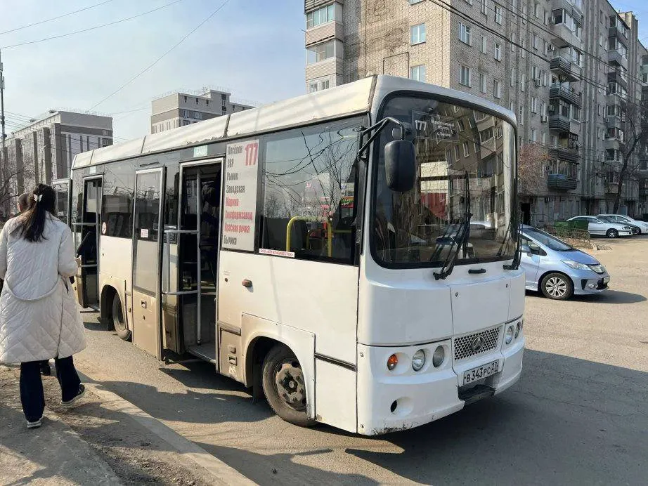 Автобусный маршрут 177 переведут на регулируемый тариф По данным краевого правительства основные жалобы на общественный транспорт связаны с несоблюдением графика изношенностью автобусов По результатам проверки совместно с администрацией Хабаровска принято решение объединить городской маршрут номер 27 и краевой 177 так как в черте города они часто дублируют друг друга С 1 сентября дачный маршрут переведут на регулируемый тариф что позволит устанавливать жесткие требования к перевозчику из бюджета края планируют компенсировать часть затрат за фактически выполненные рейсы стоимость проезда по данному маршруту будет ниже   Будь в курсе событий везде ОК VK MAX