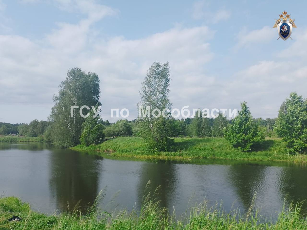 Главное следственное управление СК России по Московской области обращает внимание граждан на обеспечение мер безопасности во время пребывания на воде ГСУ СК России по Московской области информирует, что в связи с началом летнего сезона участились случаи гибели граждан в бассейнах и водоемах. В особенности обеспокоенность вызывают подобные случаи с участием детей, которые, зачастую заканчиваются летальным исходом. При этом подавляющее большинство таких происшествий обусловлено неумением плавать, купанием в неустановленных местах, несоблюдением правил безопасности на воде, а также в случаях с детьми - отсутствием контроля со стороны взрослых. Только за истёкшие сутки на территории Московской области зафиксировано 2 несчастных случая гибели граждан во время пребывания на воде, оба- с участием малолетних детей. Два несчастных случая, которые закончились трагедией, произошли в городских округах Пушкино и Щелково. В обоих случаях произошло утопление детей во время их купания в водоемах. По перечисленным фактам следственными органами ГСУ СК России по Московской области возбуждены уголовные дела. Главное следственное управление СК России по Московской области в очередной раз обращает внимание и предупреждает о необходимости более ответственного подхода к обеспечению мер безопасности во время пребывания в воде. Особое внимание необходимо обратить родителям и иным лицам, под чьим неукоснительным присмотром должны находиться дети при купании в водоемах и бассейнах. Любой водоем - это место повышенной опасности. Нельзя оставлять ребенка без присмотра взрослых, нужно исключить любую ситуацию, способную привести к трагедии.