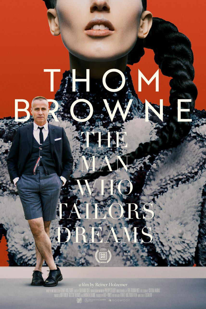 Состоялась премьера документального фильма о Томе Брауне The Man Who Tailors dreams — для широкой публики он станет доступен в 2025 году.   Полуторачасовая документалка расскажет о творческом пути дизайнера сквозь призму архивных кадров и интервью друзей и клиентов бренда: Айо Эдебири, Вупи Голдберг, Дайан Китон и другие.   Режиссером выступил Рейнер Холземер, который также снял документалки о Дрисе Ван Нотене и Мартине Маржеле.