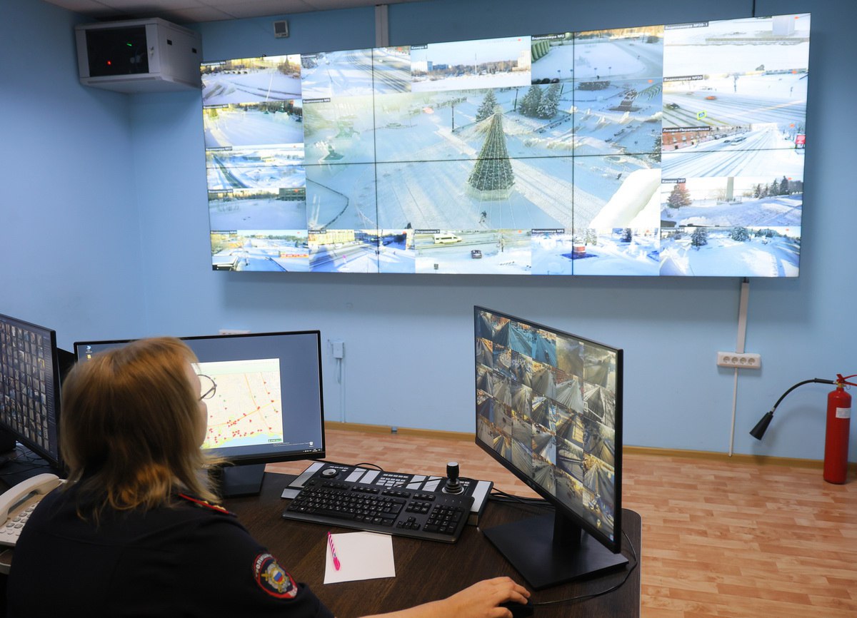 Помогать автоинспекторам в Нижнем Тагиле будет система Безопасный город К ней подключили 20 новых постов видеонаблюдения под контроль попали и отдалённые районы К новым камерам предъявляют особые требования Они фиксируют нарушения ПДД распознают номера автомобилей их цвет и марку помогает искусственный интеллект Сегодня в Нижнем Тагиле уже 1051 умная камера все они работают в системе Безопасный город Официальный сайт Нижнего Тагила Вести Урал в MAX