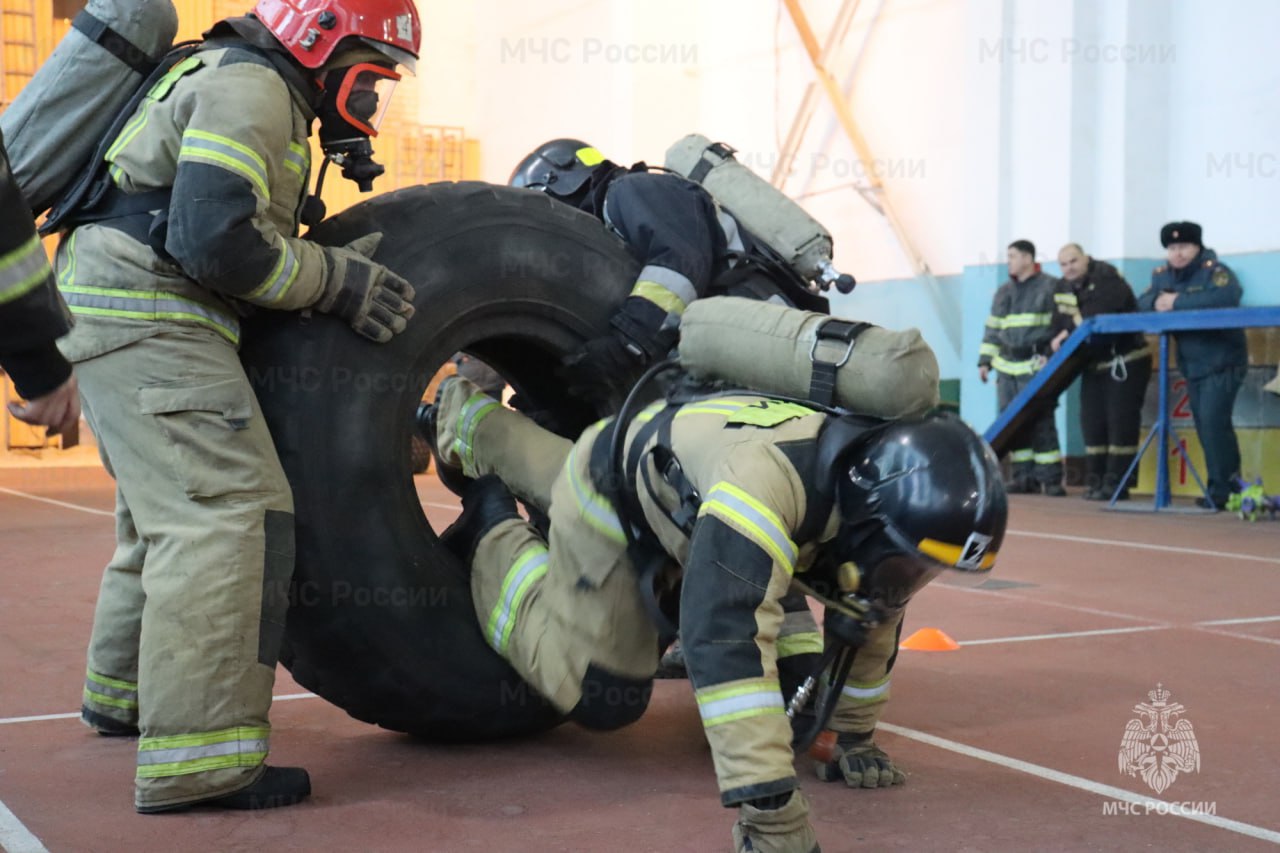 В Оренбурге прошли соревнования, посвященные Дню спасателя    В силовом пожарном многоборье и на звание «Лучшие звено газодымозащитной службы» соревновались команды руководящего состава пожарно-спасательного гарнизона области. Всего в мероприятии приняли участие 36 человек в составе девяти команд.    В многоборье пожарным предстояло выполнить ряд силовых упражнений, а на завершающем этапе подняться по трехколенной лестнице в окно учебной башни. Для газодымозащитников подготовили привычное испытание – поиск и спасение пострадавших в условиях нулевой видимости.    По итогам двух этапов чемпионом соревнований стала команда службы пожаротушения, второе место за сборной начальников ПСЧ центрального гарнизона, третье место заняли представили управления организации пожаротушения.  Информируем о происшествиях: в Оренбургской области   в России    #МЧС #безопасность #соревнования