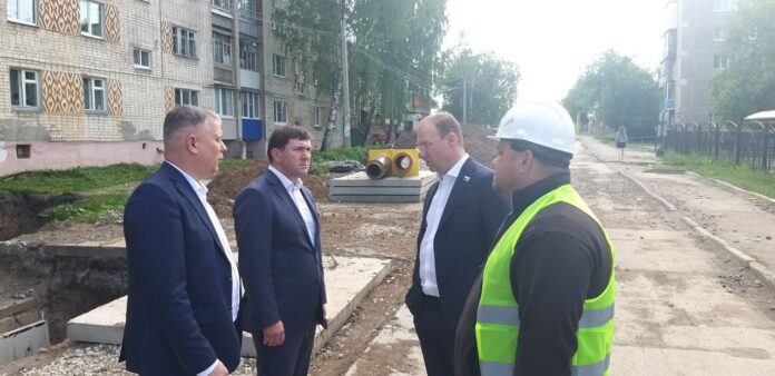 Первый заместитель губернатора Свердловской области Алексей Шмыков проинспектировал ход работ по строительству школьной спортплощадки и ремонту дороги в Алапаевске, которые ведутся при поддержке регионального бюджета Капитальный ремонт идет от улицы Третьего Интернационала до кинотеатра «Заря». Сейчас на объект завезены все необходимые материалы, подготовлены траншеи. Рабочие полностью меняют подземные инженерные сети: демонтируют старые, укладывают новые трубы, лотки, колодцы, обустраивают камеры для тепловых сетей. Работы планируют завершить в августе 2025 года. На территории школы № 15, пока ученики находятся на каникулах, подрядная компания строит стадион. Рабочие очистили участок, разобрали старые конструкции, уложили щебень, установили бордюры и стойки для ограждения футбольного поля, проложили водоотвод и кабель электропитания для будущего освещения. Выполнено около 30% от общего объема работ. департамент информационной политики Свердловской области Подписаться на «ОГ» Прислать новость Поддержать канал