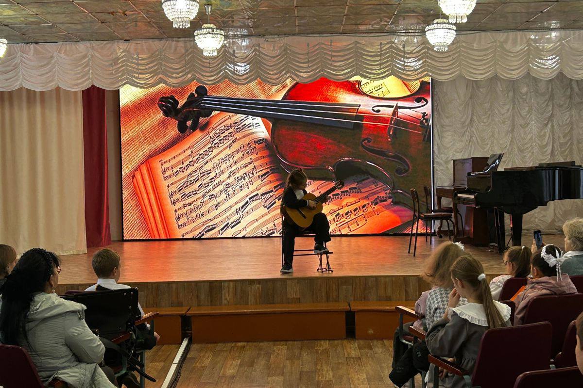 В Магаданской области ведётся обновление ДК и школ искусств по партпроекту Культура малой Родины Детская школа искусств Сусумана участник партпроекта Единой России Культура малой Родины получила новое оборудование и музыкальные инструменты Обновилось оснащение хореографического класса установлены зеркала и светодиодный экран Для художественного отделения закуплены мольберты и предметы натюрмортного фонда а для съёмок концертов и репетиций современная видеокамера Сегодня в школе занимаются более сотни детей Здесь ребята осваивают основы музыкального и изобразительного искусства вокала хореографии и актёрского мастерства Для самых юных воспитанников работает отделение раннего эстетического развития где они делают первые шаги в творчестве Уже несколько лет Единая Россия реализует инициативы направленные на укрепление традиций и ценностей страны В рамках проекта Культура малой Родины и народнойпрограммы партии ведётся модернизация ДК школ искусств и библиотек формируется система кадров продолжается патриотическое воспитание молодого поколения Проект помогает создавать современные условия для занятий детьми поддерживать творческие коллективы и открывать новые возможности для развития талантов Обновлённые школы искусств становятся настоящими культурными центрами где каждый ребёнок может раскрыть свои способности отметил депутат Магаданской областной Думы и координатор партийного проекта Культура малой Родины Дмитрий Шаповалов