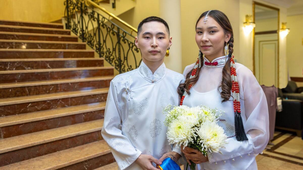Молодые жители Салехарда Владислав Салчак и Снежана Сандый-Оол зарегистрировали брак в традициях тувинской свадьбы Церемония прошла 20 июня. Прямо в ЗАГСе родственники девушки провели обряд «дүгдээр». Вместо одной девичьей косы они под буддийские благословения заплели новобрачной две: это означает, что теперь она в паре. В косы вплели старинные тувинские украшения — боошкун — бусы из трех нитей с металлической круглой и квадратной пластинами. Затем будущие муж и жена встали рядом, на их руки повязали одну за другой шелковые ленты — кадак. Белая обозначает чистоту и добрые намерения, желтая — достаток и благополучие, зеленая — плодородие, синяя — мирное небо над головой. — Нам хочется сохранять наши традиции, чтобы земляки, живущие на Ямале, не чувствовали себя оторванными от исторической родины, поэтому проводим такую церемонию бракосочетания, - рассказала директор центра тувинской культуры «Салгал» Алдын Оюн.