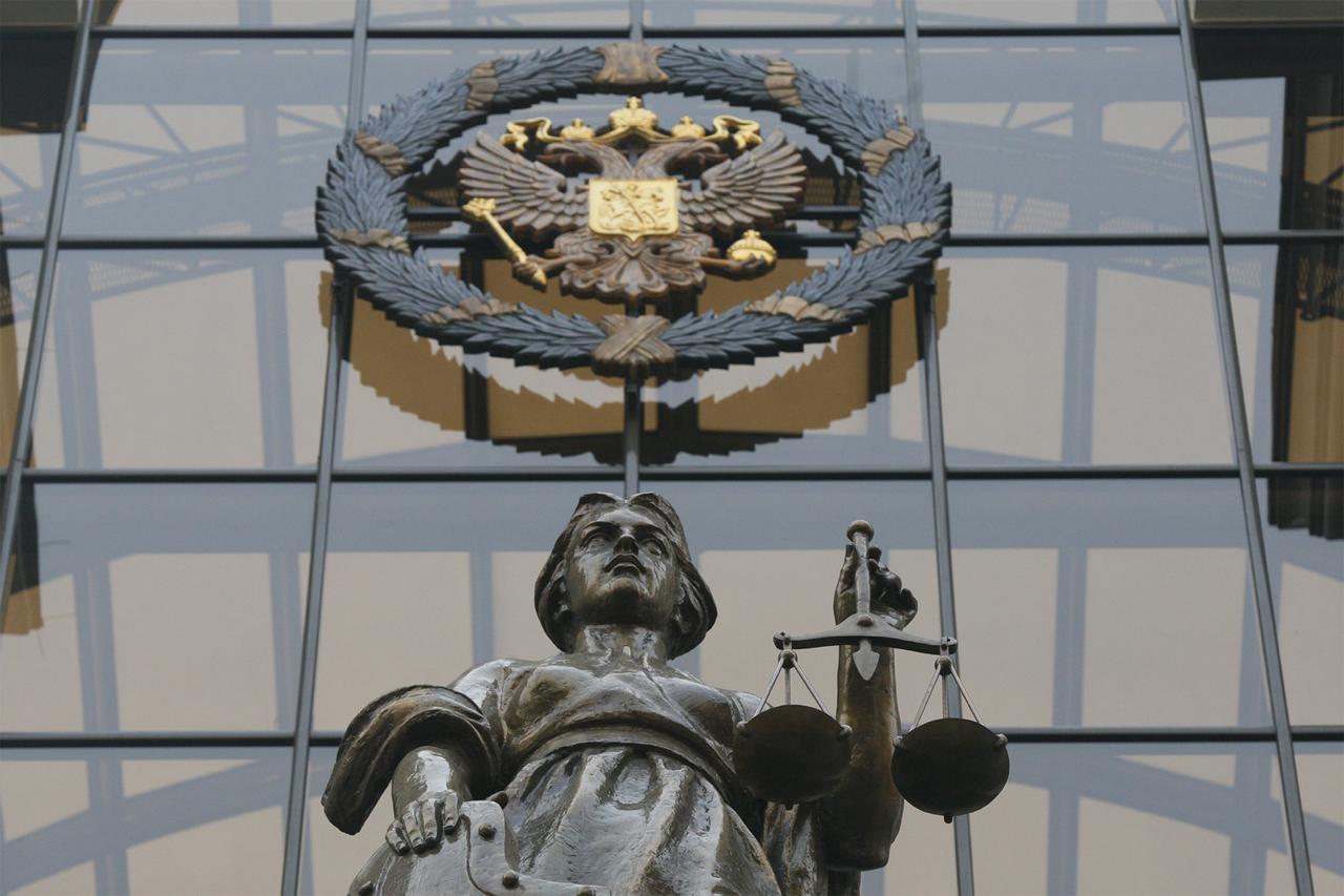 Верховный суд запретил банкам изменять условия по кредитным картам без согласия клиента. Все началось с жалобы петербуржца, который в 2022 году оформил кредитную карту. В договоре было указано, что он может снимать до 50 тыс. рублей без комиссии. Однако через месяц банк ввел комиссию 5,9% + 900 рублей. Банк утверждал, что имеет право изменять условия договора, но Верховный суд с этим не согласился. Суд признал введение комиссии за снятие наличных «ничтожным» и направил дело на пересмотр. Верховный суд отметил, что законы не дают банкам права изменять условия договора без согласия клиента. Подписывайтесь на «Газету.Ru»