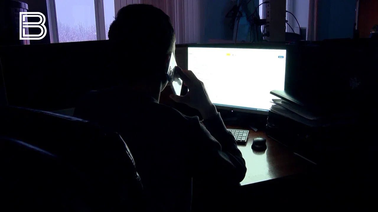 Северян предупредили о мошенниках притворяющихся врачами в мессенджерах Аферисты сообщают о необходимости обновить данные в электронной медкарте а затем просят назвать последние цифры номера входящего звонка якобы для подтверждения личности Так мошенники получают доступ к личным кабинетам на Госуслугах и в банках В оперштабе региона рекомендовали северянам не отвечать при получении таких сообщений блокировать контакт и ни в коем случае не переходить по ссылкам Все самые важные новости Telegram MAX