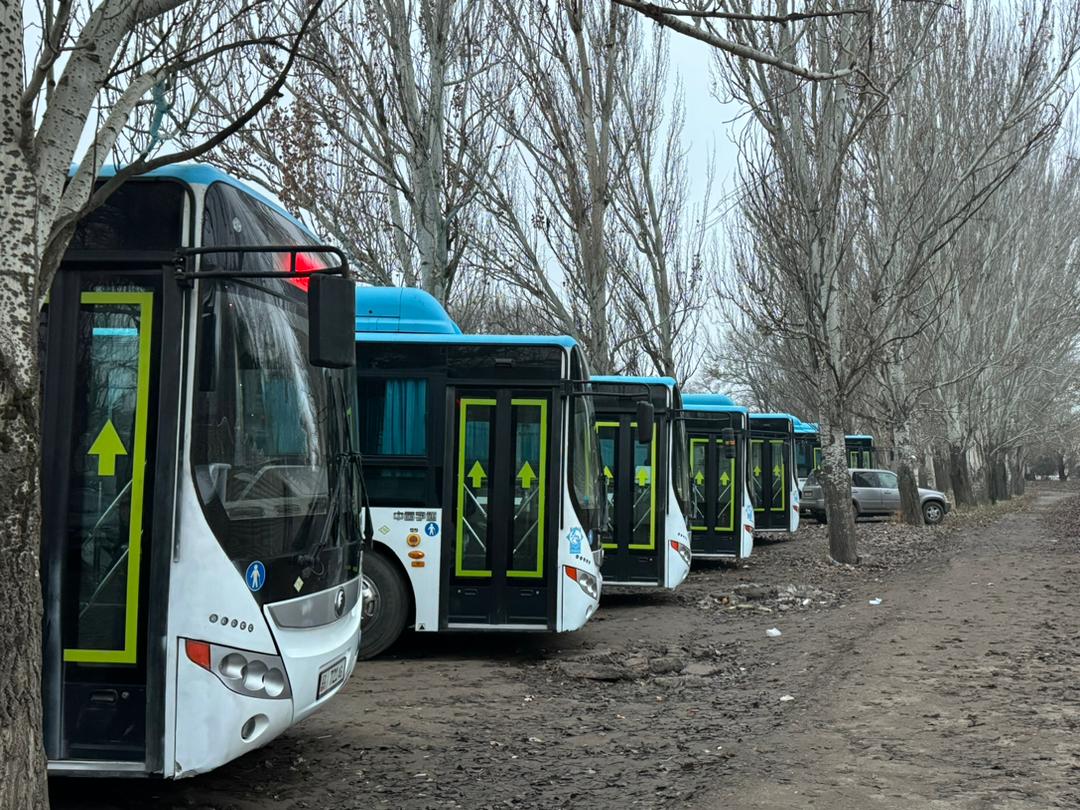 Бесплатные школьные автобусы начали курсировать из сел Дача-СУ, Учкун и Учкун-2 в село Манас, сообщили в мэрии   Там обучаются более 2 тыс учеников. Из-за того, что в указанных селах  все они на окраине Бишкека  нет школ, дети вынуждены ездить в школу-лицей "Ат-Баши" в селе Манас, на расстояние от 3 до 7,5 км.    Школьников бесплатно возят 6 автобусов. Они курсируют с 07:00 до 19:00.