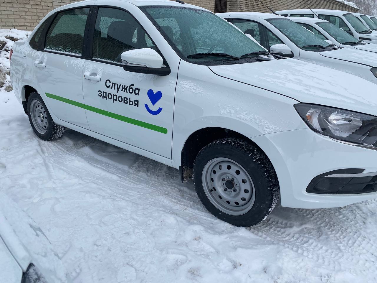 Более трёхсот новых автомобилей получили медучреждения региона  Новосибирская область получила 339 санитарных автомобилей в рамках поставок 2025 года. Как сообщает официальный телеграм-канал правительства региона, это машины российского производства: УАЗы и LADA нескольких моделей. Автомобили уже передали в медучреждения всех районов Новосибирской области, теперь предстоит оформление необходимой документации для того, чтобы запустить их в работу. Руководство областного минздрава выехало для контроля поставки 17 таких автомобилей в Новосибирскую клиническую районную больницу №1 р.п. Кольцово.  В ведомстве отмечают, что благодаря программе модернизации первичного звена здравоохранения, которая перешла по завершении нацпроекта «Здравоохранение» в нацпроект «Продолжительная и активная жизнь», в Новосибирской области продолжается активное развитие сферы здравоохранения, строятся новые больницы и поликлиники, ФАПы. Но не меньшее внимание уделяется и формированию парка служебного медицинского автотранспорта.  Машины, поступившие в больницу наукограда Кольцово, до конца месяца пройдут все необходимые процедуры регистрации и после окончательной комплектации выйдут на маршрут.