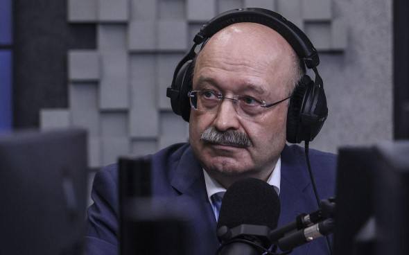 Экономист Михаил Задорнов поделился ожиданиями по курсу рубля на 2025 год Задорнов согласен с Совкомбанком который на конец 2025 года ожидает курс доллара на уровне 85 но прогноз на 2026 год будет зависеть от параметров бюджета и денежно кредитной политики Подробнее на РБК   www rbc ru quote news article 68cc23229a794798b5b06714 from copy