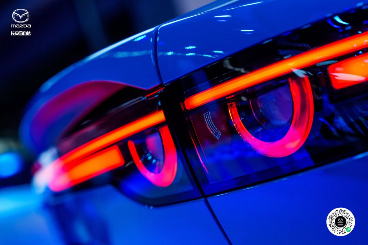 Mazda представила спортивный EZ-6 за 1,8 млн рублей. Седан EZ-6 Sport Edition уже в продаже в Китае. Доступен в гибридной и электрической версиях, мощность — 255 л.с. В салоне — алькантара и красные акценты, снаружи — 19-дюймовые диски и красные суппорты Прямой эфир