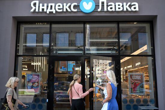 Яндекс Лавка закрыла офлайн магазин Прилетела новость что первый физический магазин Лавки в Пресненском районе открытый всего лишь в августе 2024 года на прошлой неделе прекратил работу Если в этом месте вы успели ехидно улыбнуться и подумать Ну вот поигрались айтишники в настоящий ритейл и хватит нечего лезть в офлайн когда у вас всё в облаке и дарксторах то придержите свой сарказм В штаб квартире Яндекса ситуацию видят под диаметрально противоположным углом и настроение там вовсе не пораженческое Представители сервиса заявили что закрытие это не бегство а плановое завершение пилота Точка изначально задумывалась как временный шоурум чтобы люди могли физически потрогать товары и убедиться в качестве private label В компании утверждают что эксперимент оказался крайне удачным гипотезы проверены данные собраны Более того этот опыт не уйдет в стол сейчас команда рассматривает варианты новых офлайн проектов где будут применены знания полученные на Пресне Так что это было не фиаско а разведка боем ЯндексЛавка офлайн тренды маркетплейс Знание сила Подписка кнопка